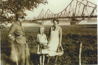 Familie Grässli beim Zollamt Widnau, um 1929 © Nachlass Nina Grässli, Werdenberger Kulturarchiv (Findbuch S. 33, Sig. 75)